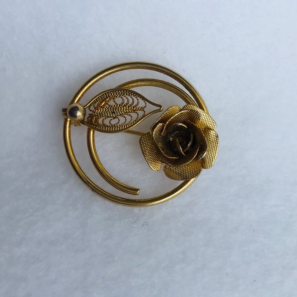 Vintage floral circle brooch